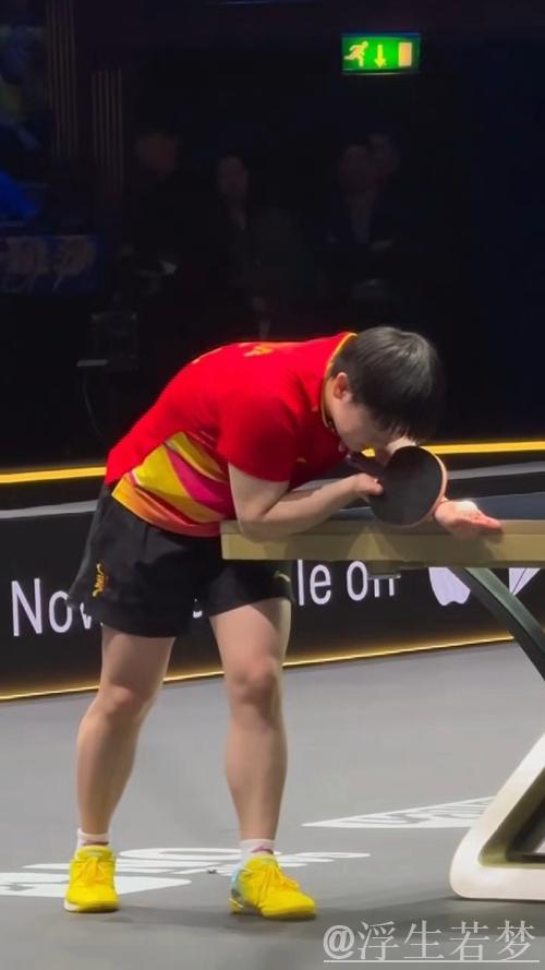 孙颖莎鹰眼挑战对手发球弧线超标，长崎美柚忍不住笑了